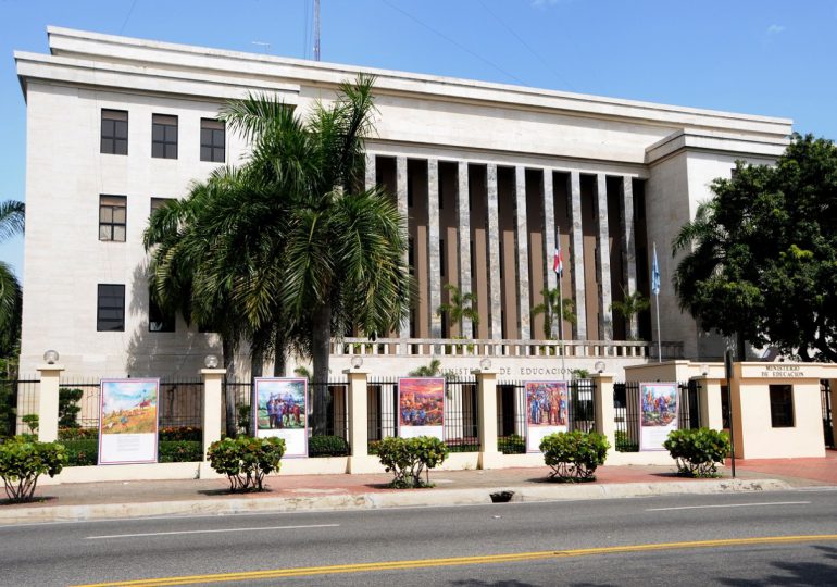 Menegildo De la Rosa denuncia negocio con evaluaciones docentes "de la que el ministro de Educación es parte"