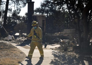 Los incendios de Los Ángeles resisten a los fuertes vientos entre aluviones de donaciones