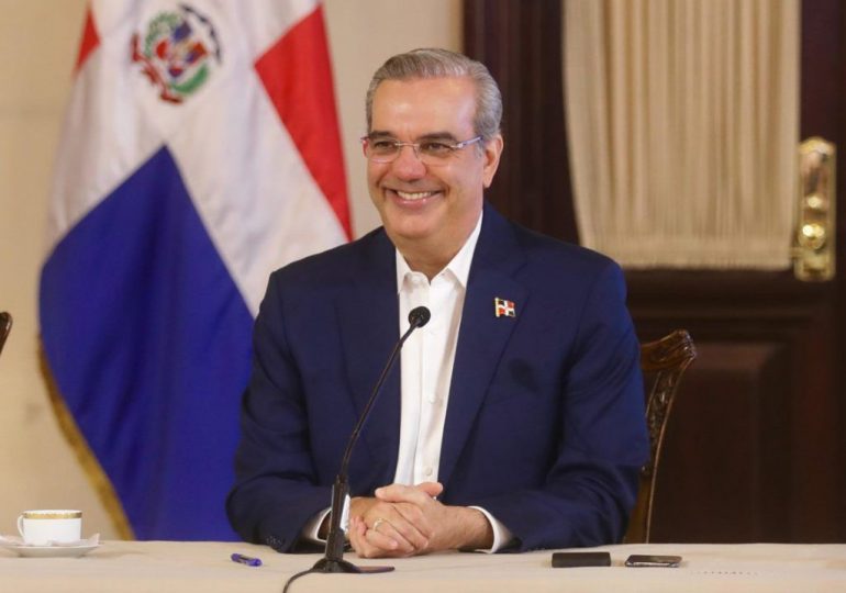 Presidente Abinader destina más de RD$6 millones de su salario de 2024 a proyectos sociales de alto impacto