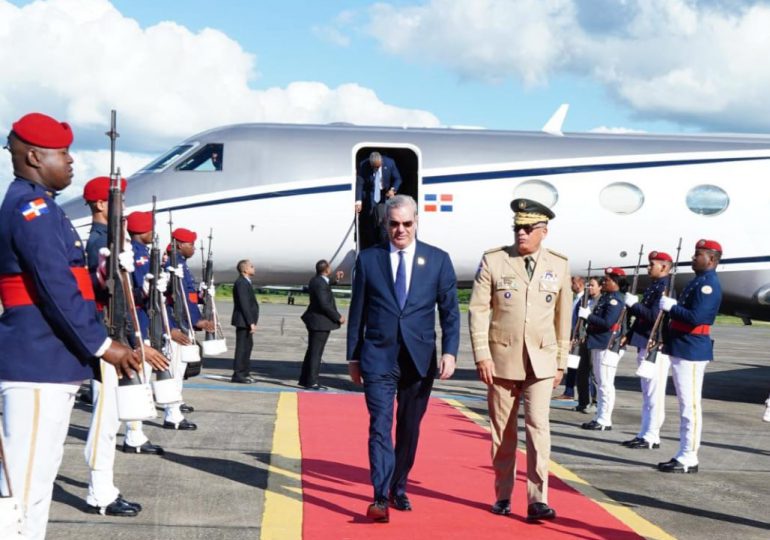 Presidente Abinader llega al país tras participar en toma de posesión de gobernadora, Jenniffer González Colón