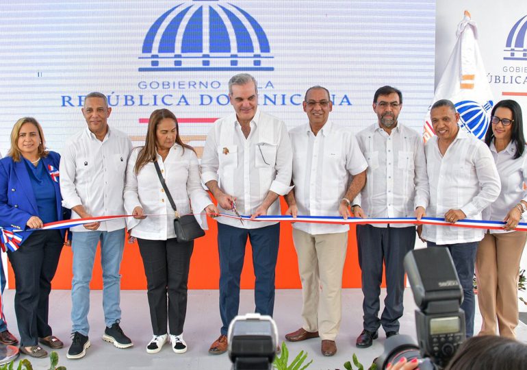 Presidente Abinader inaugura asfaltado y restauración de calles en sectores céntricos de San Francisco de Macorís