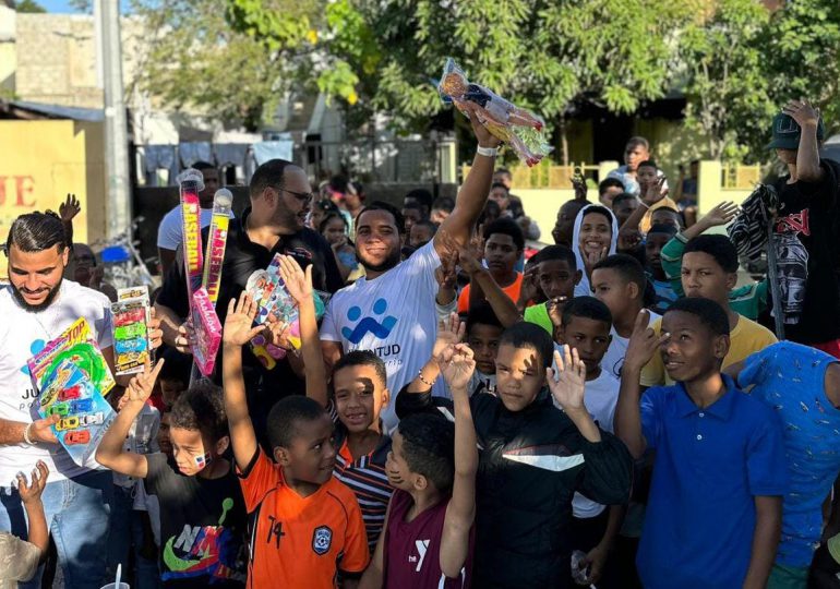 Fundación Juventud Por Mi Barrio lleva alegría a cientos de niños con entrega de jueguetes