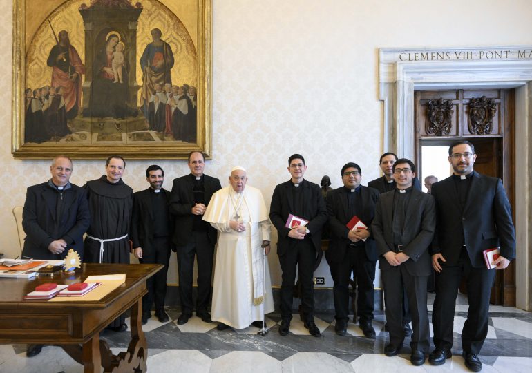 El papa bromea al recibir a sacerdotes argentinos: "Me quedo con las ganas del asado"