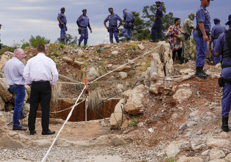 Sube a 60 el balance de muertos en mina abandonada de Sudáfrica, informa la policía