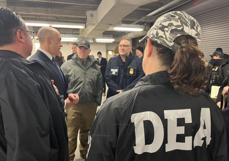 "El zar de la frontera", Tom Homan, lidera operativo micratorio en Chicago