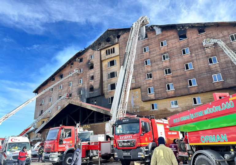 Suben a 69 los muertos en el incendio en un hotel de esquí en Turquía