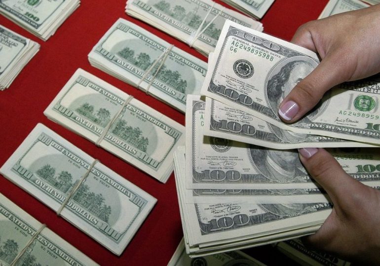 El dólar se cambia este viernes para la venta a 62.97 pesos