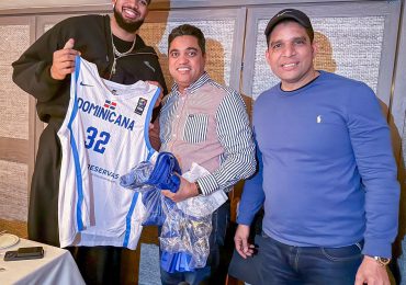 Ministro Kelvin Cruz y la súper estrella de la NBA Karl Anthony Town comparten en New York