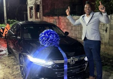 Franmil Reyes regala carro a expelotero Sandy Báez que ahora es pastor