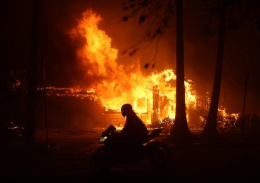 Al menos dos muertos en uno de los incendios que asola a Los Ángeles