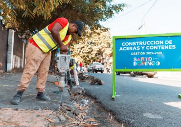 Alcaldía del Distrito Nacional construye aceras y contenes en Villa Consuelo