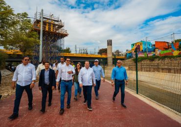 Ministro Paliza supervisa avances de proyectos clave en Santiago y Oviedo