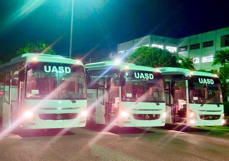 UASD incorpora tres modernos autobuses para los viajes a los recintos, centros y subcentros