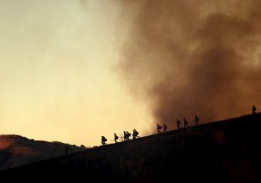 Diez muertos y más de 10.000 estructuras en cenizas por los incendios activos de Los Ángeles