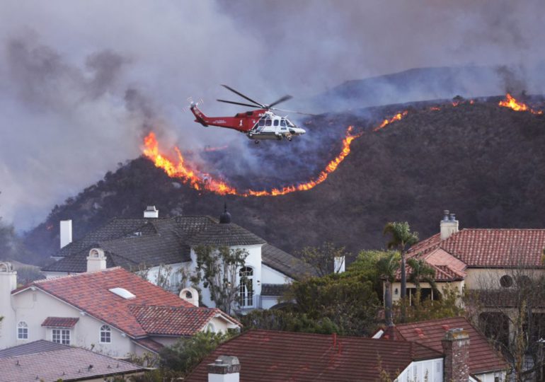 Voraz incendio en California obliga a evacuar a más de 30 mil personas