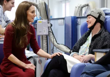 Kate Middleton sorprendió con visita a pacientes en el hospital donde recibió tratamiento contra el cáncer el año pasado