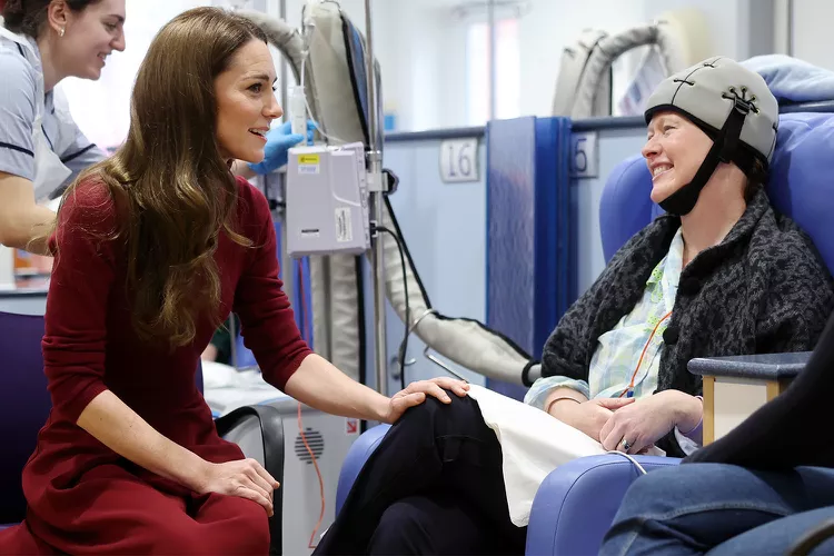 Kate Middleton sorprendió con visita a pacientes en el hospital donde recibió tratamiento contra el cáncer el año pasado