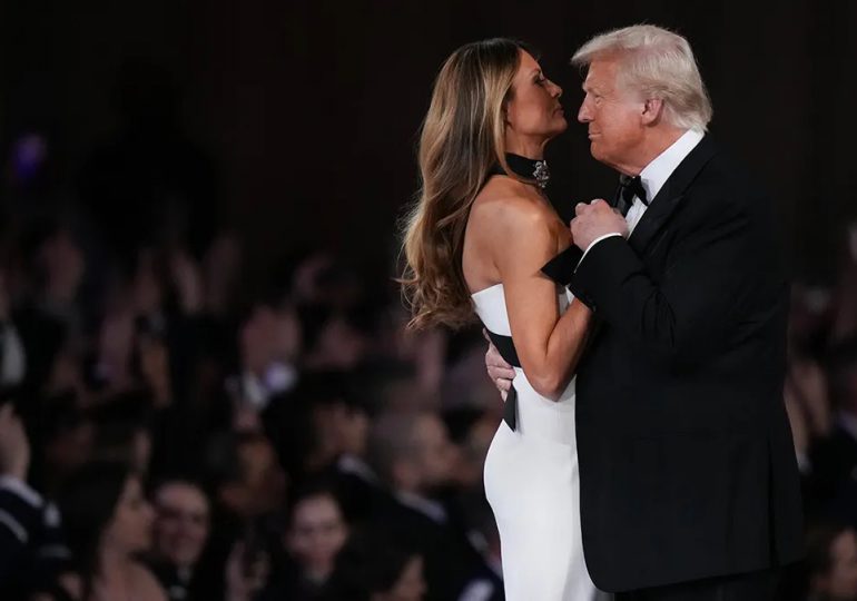 Video: Donald Trump celebra su investidura con un tradicional baile presidencial junto a Melania