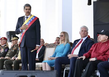 Maduro dice que se prepara con Cuba y Nicaragua para "tomar las armas" y defender la paz