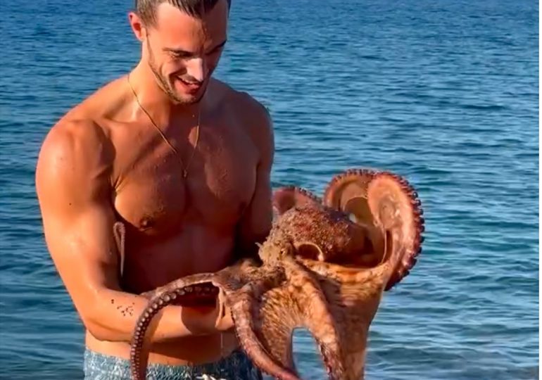 ¿Lo abrazarías? Modelo Federico Cola vive inesperado encuentro con un pulpo en las Islas Seychelles