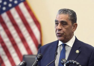 Adriano Espaillat opuesto a órdenes firmadas por Trump; llama a defender la Constitución