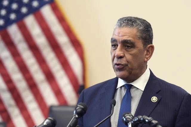 Adriano Espaillat opuesto a órdenes firmadas por Trump; llama a defender la Constitución