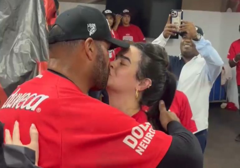 Video: Nicole y Pujols sellan triunfo del Escogido con un beso