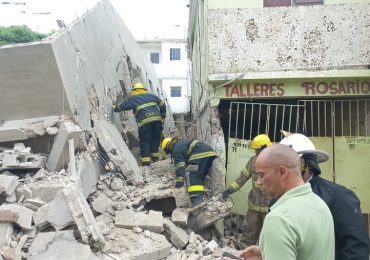 Varias personas atrapadas tras derrumbarse una edificación en La Romana