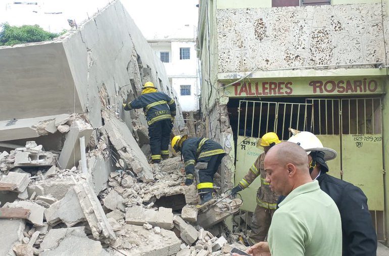 Varias personas atrapadas tras derrumbarse una edificación en La Romana