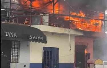 Incendio afecta taller de herrería en Villa Juana; bomberos trabajan para controlar las llamas