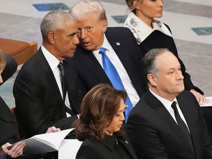 Circula video de Kamala Harris intentando escuchar la conversación entre Obama y Trump en funeral de Jimmy Carter