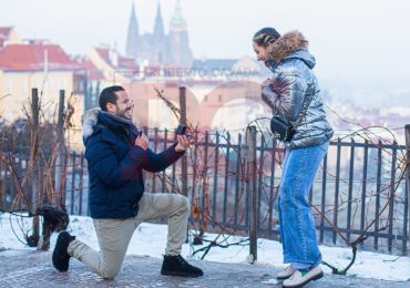 ¡Viene boda! Carlos Durán le propone matrimonio a Zoe frente al castillo de Praga