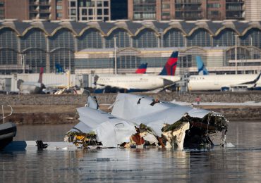 Arrestan a dos empleados por filtrar video de accidente aéreo en Washington