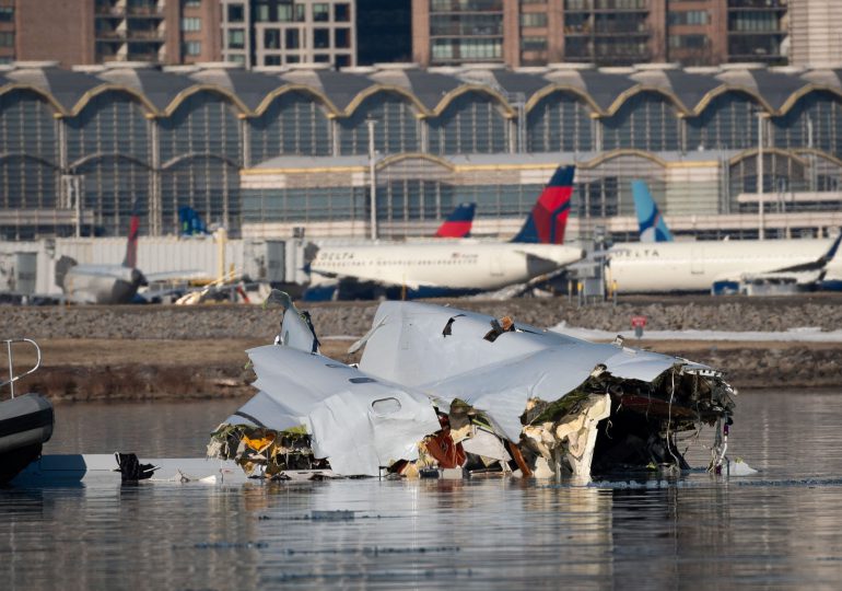 Arrestan a dos empleados por filtrar video de accidente aéreo en Washington