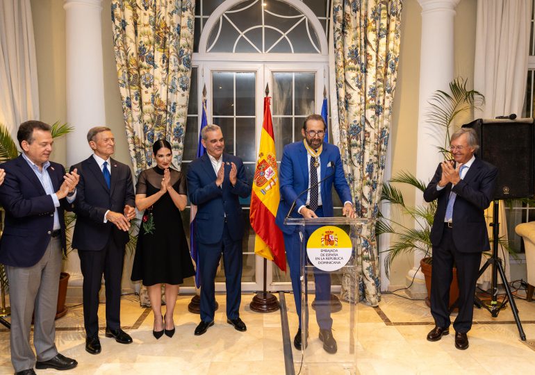 Juan Luis Guerra recibe Encomienda de la Real Orden de Isabel la Católica en Santo Domingo