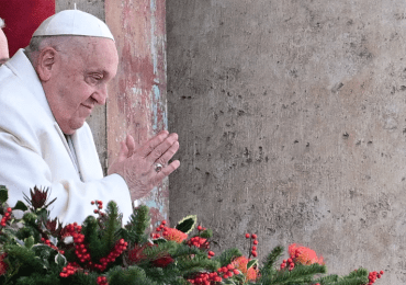 Papa se reunió con número 2 del Vaticano en el hospital para hablar de candidatos a la santidad