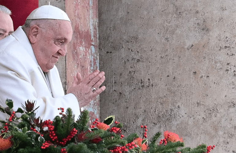 Papa se reunió con número 2 del Vaticano en el hospital para hablar de candidatos a la santidad