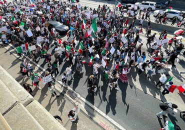 Miles de manifestantes paralizan autopista en Los Ángeles en rechazo a deportaciones masivas