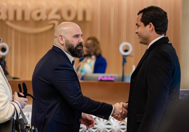 Omar Fernández se reúne con altos ejecutivos de Amazon para proyectos de inversión en RD