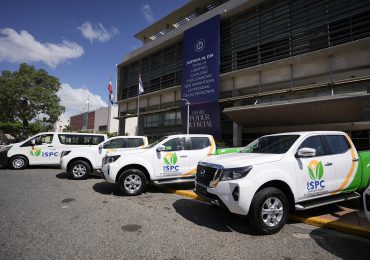 La Procuraduría entrega siete nuevos vehículos al sistema penitenciario