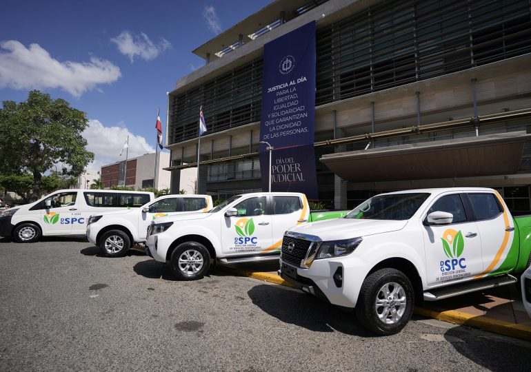 La Procuraduría entrega siete nuevos vehículos al sistema penitenciario