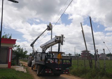 EDEEste instala redes eléctricas en Santana Bella, Higüey, beneficiando a decenas de familias