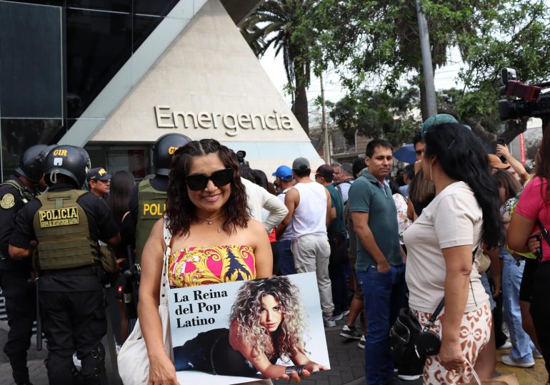 Decenas de fanáticos peruanos desean la pronta recuperación de Shakira