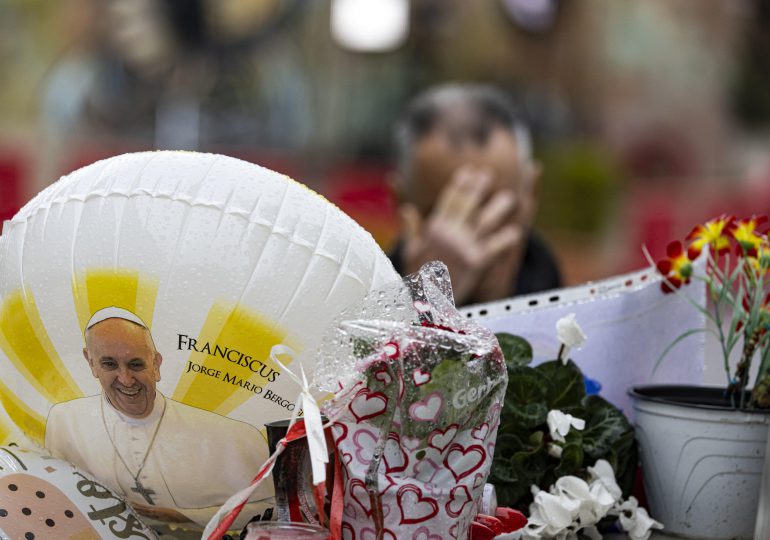 El papa no ha vuelto a sufrir crisis respiratorias y puede levantarse