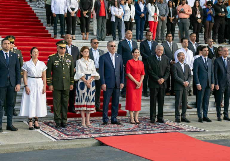 Presidente Abinader encabeza acto de homenaje a la Bandera Nacional