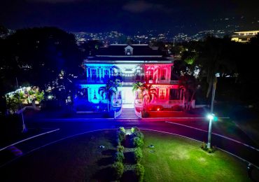 Los colores de la bandera dominicana iluminan Jamaica en la antesala de una histórica gala de Independencia