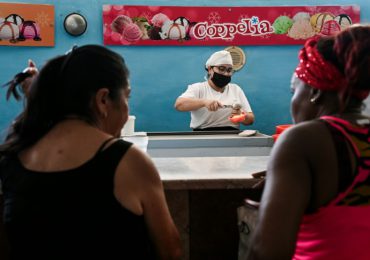 Coppelia, la "meca" del helado en Cuba, desafía la crisis y la oferta privada