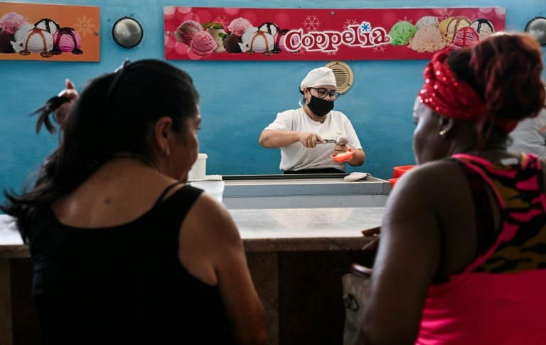 Coppelia, la "meca" del helado en Cuba, desafía la crisis y la oferta privada