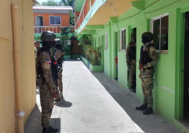 Ejército y Migración requisan hotel en Montecristi, detienen indocumentados y ocupan porciones de sustancias narcóticas