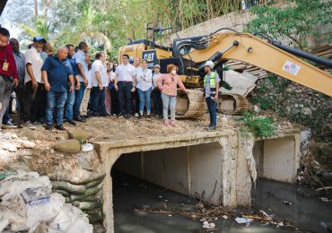 Paliza y Suberví supervisan saneamiento de la cañada La Ochocienta en Los Ríos